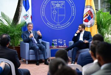Leonel Fernández destaca lectura y pensamiento crítico en la PUCMM