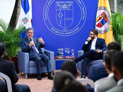 Leonel Fernández destaca lectura y pensamiento crítico en la PUCMM