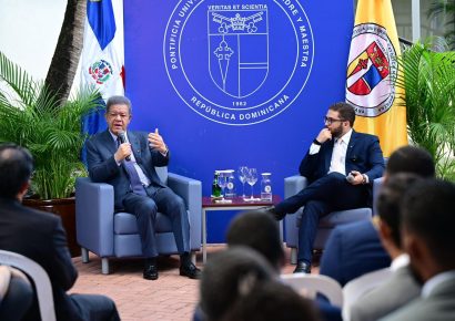 Leonel Fernández destaca lectura y pensamiento crítico en la PUCMM