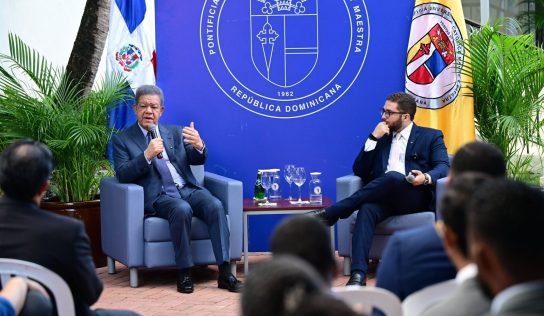 Leonel Fernández destaca lectura y pensamiento crítico en la PUCMM