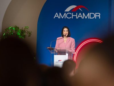 Raquel Arbaje destaca las alianzas público-privadas como motor del desarrollo en almuerzo de AMCHAMDR