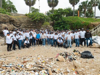 Medio Ambiente y KOICA realizan jornada de limpieza en playa del Fuerte San Gil con más de 100 voluntarios
