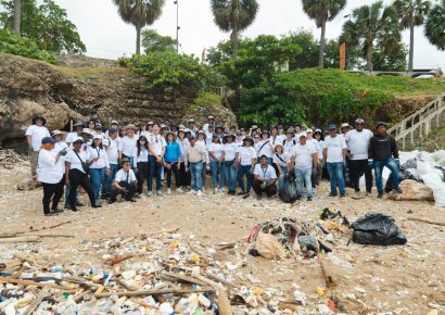 Medio Ambiente y KOICA realizan jornada de limpieza en playa del Fuerte San Gil con más de 100 voluntarios