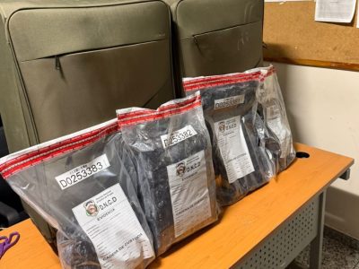 Detienen a ciudadana estadounidense con más de 7 kilos de presunta cocaína en el AILA