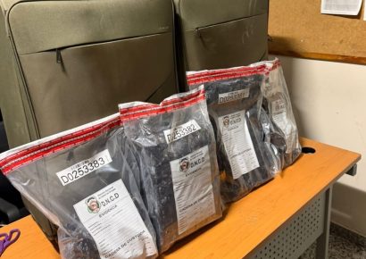 Detienen a ciudadana estadounidense con más de 7 kilos de presunta cocaína en el AILA