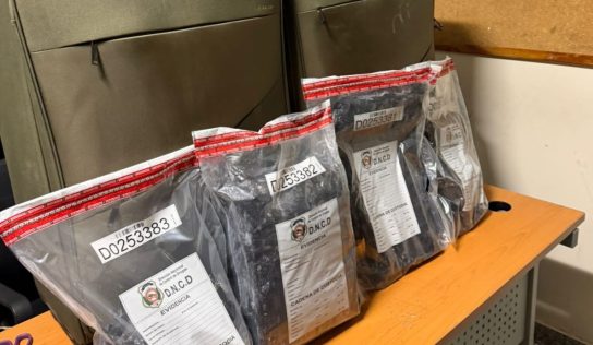 Detienen a ciudadana estadounidense con más de 7 kilos de presunta cocaína en el AILA