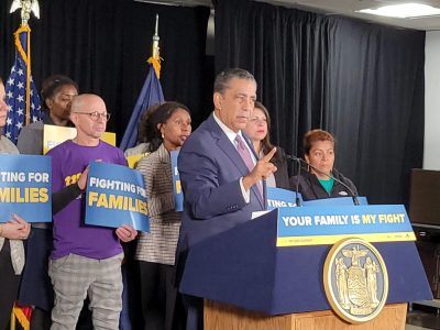 El congresista Adriano Espaillat rechaza plan republicano y denuncia aumento de fondos para deportaciones