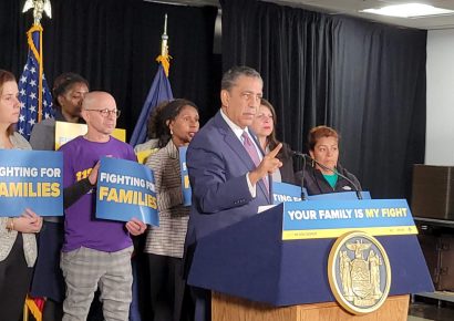El congresista Adriano Espaillat rechaza plan republicano y denuncia aumento de fondos para deportaciones
