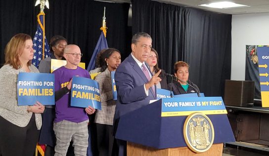 El congresista Adriano Espaillat rechaza plan republicano y denuncia aumento de fondos para deportaciones