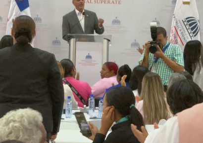 Abinader resalta sacrificio de las madres y promete más apoyo con el bono “El Cariñito”