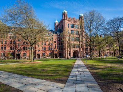 EE. UU. acusa a Yale de discriminar en admisiones