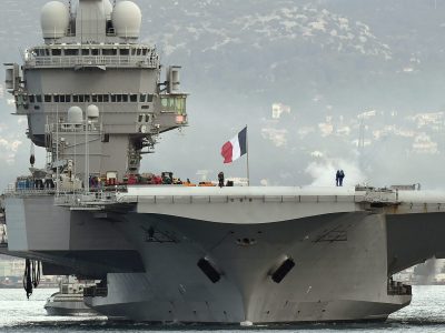 Francia desplaza su portaaviones al estrecho de Ormuz para preparar misión defensiva