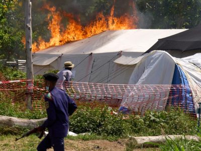 Incendian centro de tratamiento de ébola en el Congo tras disputa por ritual funerario