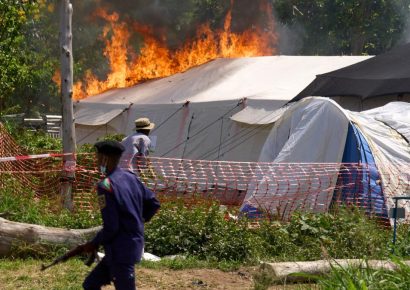 Incendian centro de tratamiento de ébola en el Congo tras disputa por ritual funerario