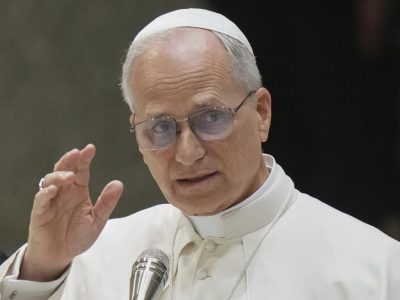 Papa León XIV pide a bancos no abandonar a la frialdad del algoritmo