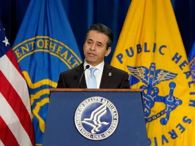 Renuncia del director de la FDA tras semanas de presión de Trump