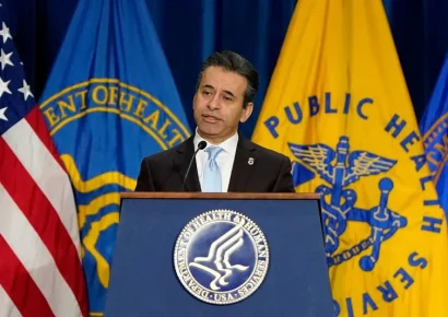 Renuncia del director de la FDA tras semanas de presión de Trump