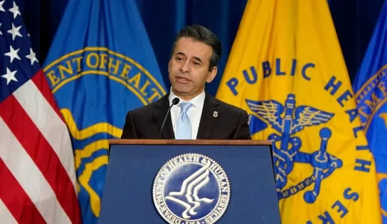 Renuncia del director de la FDA tras semanas de presión de Trump