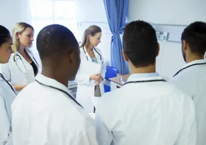 EE. UU. excluye a médicos extranjeros del bloqueo migratorio