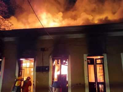 Dos vehículos se incendian en la Zona Colonial
