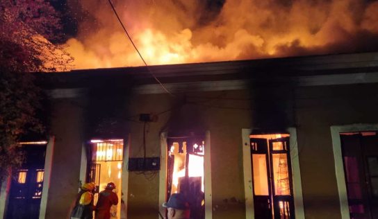 Dos vehículos se incendian en la Zona Colonial