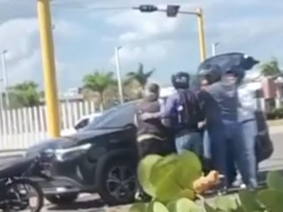 Motorista ataca a mujer con casco tras accidente en Santo Domingo Este