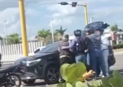 Motorista ataca a mujer con casco tras accidente en Santo Domingo Este