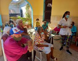 Adultos mayores en Cuba sobreviven con pensiones mínimas