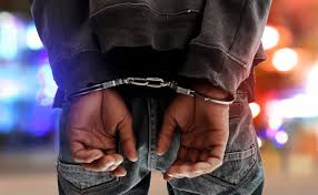 Detienen a sargento policial acusado de ultimar a su pareja en Las Caobas