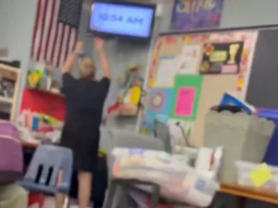 Maestra es destituida en Florida tras viralizarse video con una muñeca colgada en el aula