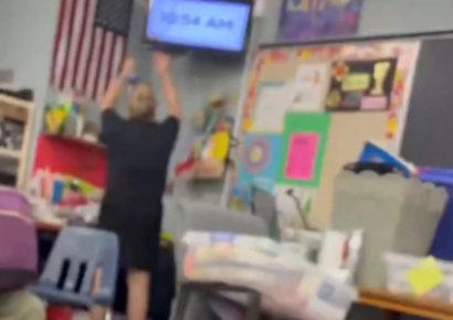 Maestra es destituida en Florida tras viralizarse video con una muñeca colgada en el aula