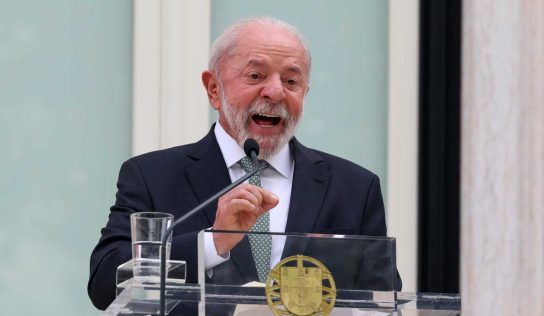 Lula critica a Flávio Bolsonaro por financiamiento de filme