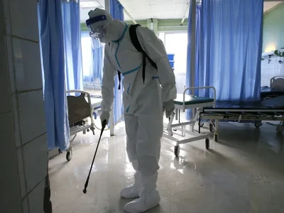 Italia refuerza controles sanitarios tras hospitalizar a dos viajeros procedentes de Uganda con síntomas febriles