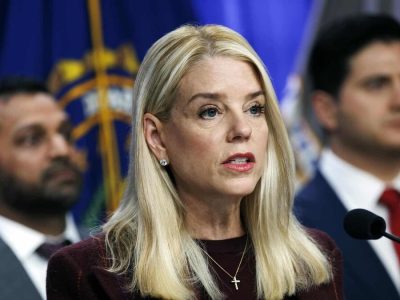 Pam Bondi admite errores en documentos del caso Epstein