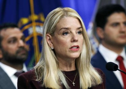 Pam Bondi admite errores en documentos del caso Epstein