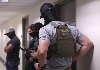 Fiscalía de Minesota acusa a agente de ICE por disparar contra migrante venezolano