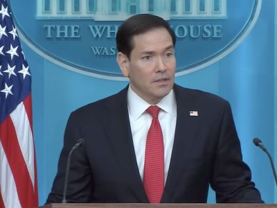 Rubio pide a China frenar acciones de Irán en Ormuz