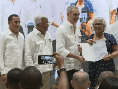 Abinader celebra a madres y entrega títulos en Haina