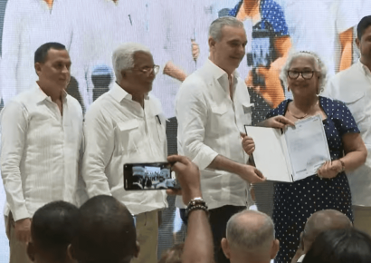 Abinader celebra a madres y entrega títulos en Haina