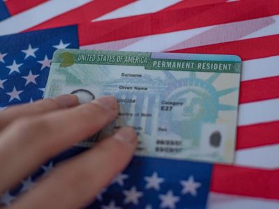 EE.UU. impondrá que migrantes temporales salgan del país para solicitar la residencia permanente