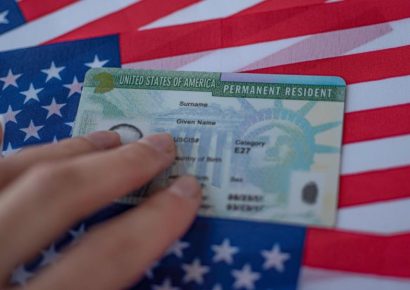 EE.UU. impondrá que migrantes temporales salgan del país para solicitar la residencia permanente