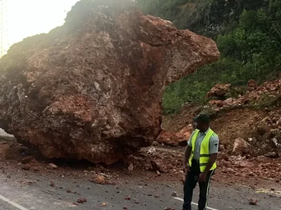 Roca desprendida afecta tránsito en Autopista del Nordeste