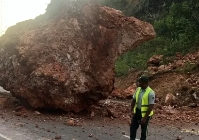 Roca desprendida afecta tránsito en Autopista del Nordeste
