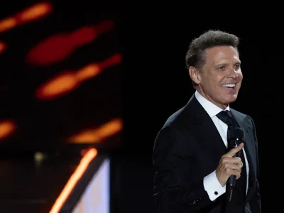 El cantante mexicano Luis Miguel continúa hospitalizado en una clínica de Nueva York tras procedimiento médico