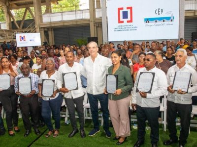 Abinader entrega 1,099 títulos de propiedad a más de 4,000 residentes de Villa Linda, Palmarejo y Pantoja