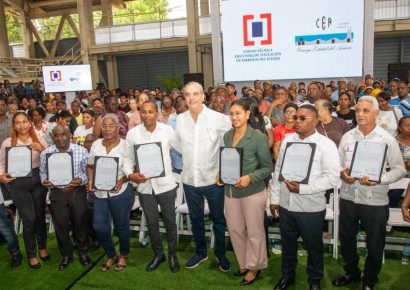 Abinader entrega 1,099 títulos de propiedad a más de 4,000 residentes de Villa Linda, Palmarejo y Pantoja