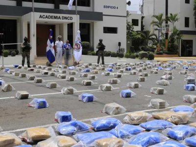 Operativos simultáneos contra el narcotráfico incautan 1,833 paquetes de drogas en Baní y el AILA; hay 13 detenidos