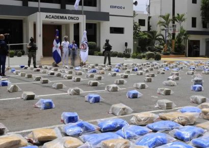 Operativos simultáneos contra el narcotráfico incautan 1,833 paquetes de drogas en Baní y el AILA; hay 13 detenidos
