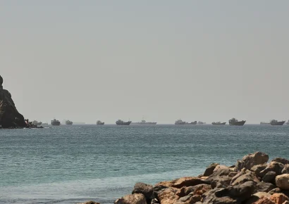 Irán ordena el cierre del estrecho de Ormuz tras ataques en Líbano y aumenta la tensión regional