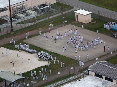 Informe federal reveló graves fallas en el mayor centro de detención migratoria de EE.UU.